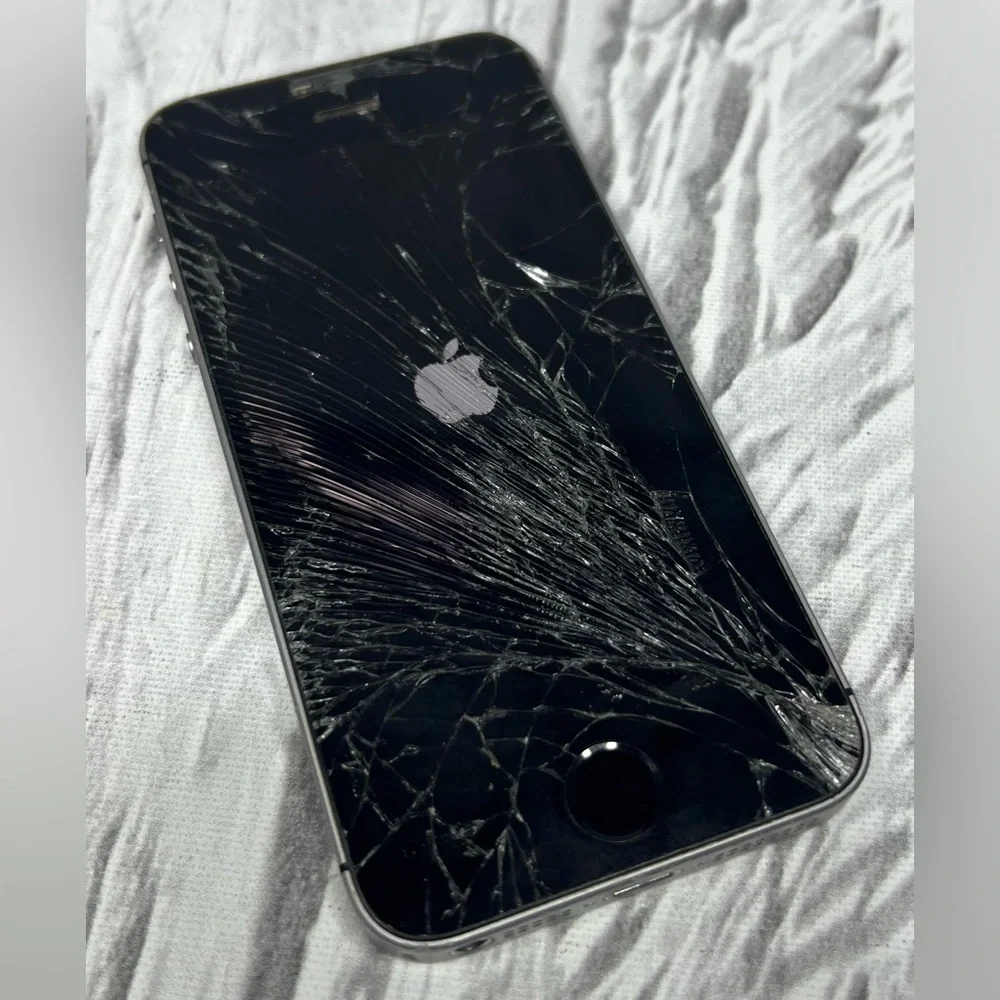 For Parts As-is Apple iPhone SE 32Gb A1662 Broken Screen And Back